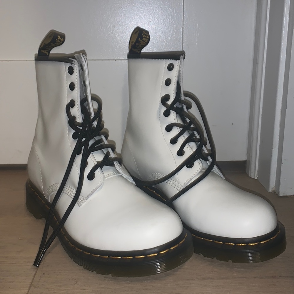 1460 Women’s Smooth Leather Lace Up Boots -White